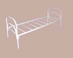 Кровать на 7-ми рейках с настилом ДВП, спинки металлические, 1900х800